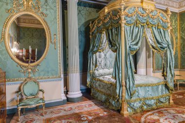 Harewood, Leeds, West Yorkshire, İngiltere, Büyük Britanya, Birleşik Krallık. 2 Mayıs 2022. 18. Yüzyıl Hazine Evi 'nde, Harewood House' da bir paraşüt yatağı..