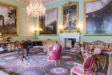 Harewood, Leeds, West Yorkshire, İngiltere, Büyük Britanya, Birleşik Krallık. 2 Mayıs 2022. Harewood Evi 'nde bir piyano ve sanat eseri. 18. yüzyıldan kalma bir hazine evi..