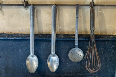 Harewood, Leeds, West Yorkshire, İngiltere, Büyük Britanya, Birleşik Krallık. 2 Mayıs 2022. 18. yüzyıldan kalma Hazine Evi Harewood 'daki mutfak eşyaları..