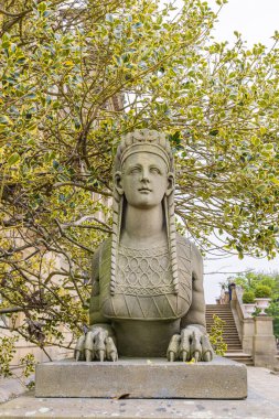 Harewood, Leeds, West Yorkshire, İngiltere, Büyük Britanya, Birleşik Krallık. 2 Mayıs 2022. Harewood Evi 'nde bir sfenks heykeli, 18. yüzyıldan kalma bir hazine evi..