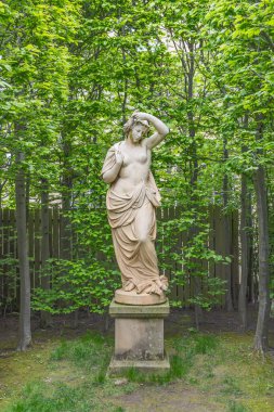 Harewood, Leeds, West Yorkshire, İngiltere, Büyük Britanya, Birleşik Krallık. 2 Mayıs 2022. 18. yüzyıldan kalma bir hazine evi olan Harewood Evi 'nin bahçesindeki heykel..