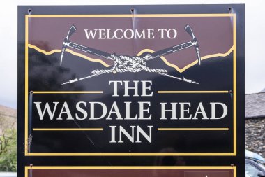 Wasdale Head, Seascale, Lake District Ulusal Parkı, Cumbria, İngiltere, Great Briton, İngiltere. 3 Mayıs 2022. Lake District Ulusal Parkı 'ndaki Wasdale Inn' e imza atın..