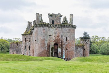 Caerlaverock Kalesi, Dumfries, Dumfries ve Galloway, İskoçya, Büyük Britanya, Birleşik Krallık. 3 Mayıs 2022. Caerlaverock Kalesi 'nin 13. yüzyıl kalıntıları..
