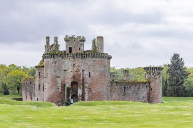 Caerlaverock Kalesi, Dumfries, Dumfries ve Galloway, İskoçya, Büyük Britanya, Birleşik Krallık. 3 Mayıs 2022. Caerlaverock Kalesi 'nin 13. yüzyıl kalıntıları..