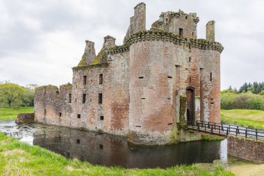 Caerlaverock Kalesi, Dumfries, Dumfries ve Galloway, İskoçya, Büyük Britanya, Birleşik Krallık. 3 Mayıs 2022. Caerlaverock Kalesi 'nin 13. yüzyıl kalıntıları..