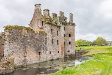 Caerlaverock Kalesi, Dumfries, Dumfries ve Galloway, İskoçya, Büyük Britanya, Birleşik Krallık. 3 Mayıs 2022. Caerlaverock Kalesi 'nin 13. yüzyıl kalıntıları..