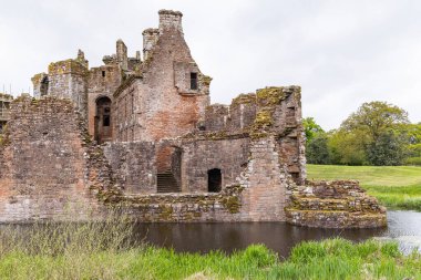 Caerlaverock Kalesi, Dumfries, Dumfries ve Galloway, İskoçya, Büyük Britanya, Birleşik Krallık. 3 Mayıs 2022. Caerlaverock Kalesi 'nin 13. yüzyıl kalıntıları..