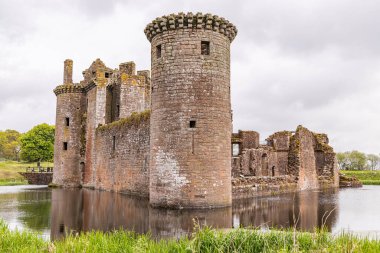 Caerlaverock Kalesi, Dumfries, Dumfries ve Galloway, İskoçya, Büyük Britanya, Birleşik Krallık. 3 Mayıs 2022. Caerlaverock Kalesi 'nin 13. yüzyıl kalıntıları..