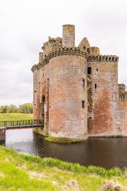 Caerlaverock Kalesi, Dumfries, Dumfries ve Galloway, İskoçya, Büyük Britanya, Birleşik Krallık. 3 Mayıs 2022. Caerlaverock Kalesi 'nin 13. yüzyıl kalıntıları..