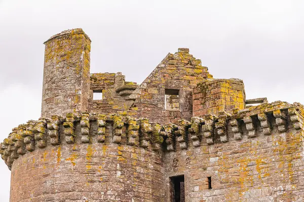 Caerlaverock Kalesi, Dumfries, Dumfries ve Galloway, İskoçya, Büyük Britanya, Birleşik Krallık. 3 Mayıs 2022. Caerlaverock Kalesi 'nin 13. yüzyıl kalıntıları..