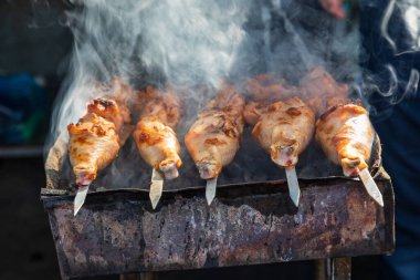 Taşkent, Özbekistan, Orta Asya. Taşkent 'te bir markette ızgarada tavuk.