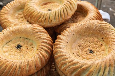 Taşkent, Özbekistan, Orta Asya. Taşkent 'te bir markette taze pişmiş hamur işleri..