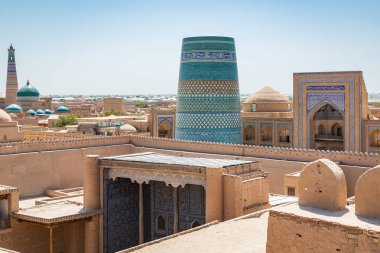 Khiva, Xorazm Bölgesi, Özbekistan, Orta Asya. Khiva 'daki Kalta Minaresi ve Muhammed Amin Khan Madrasa..