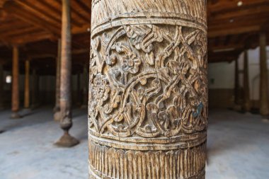 Khiva, Xorazm Bölgesi, Özbekistan, Orta Asya. Khiva 'daki Muhammed Rakhim Khan Madrasa' da dekoratif olarak oyulmuş ahşap sütun..