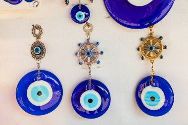 Khiva, Xorazm Bölgesi, Özbekistan, Orta Asya. Khiva 'da satılık geleneksel cam mücevherler..