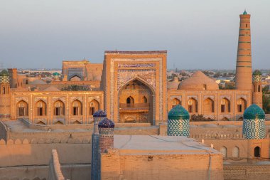 Khiva, Xorazm Bölgesi, Özbekistan, Orta Asya. İslam Khoca Madrasa ve Khiva minaresi.