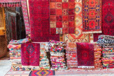Buhara, Özbekistan, Orta Asya. Kilimler Buhara 'da bir mağazanın önünde duruyor..