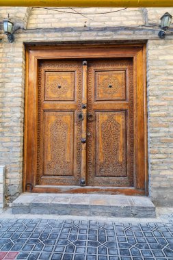 Buhara, Özbekistan, Orta Asya. Buhara 'da süslü ahşap bir kapı..