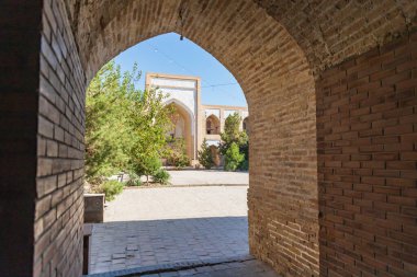 Buhara, Özbekistan, Orta Asya. Buhara 'daki Kukaldosh Madrasa' daki bir avluya kemerli giriş..