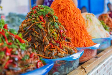 Buhara, Özbekistan, Orta Asya. Buhara 'da bir markette satılık sebze yemekleri..