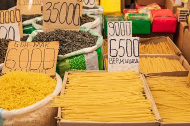 Buhara, Özbekistan, Orta Asya. Buhara 'da bir markette kurutulmuş makarna..