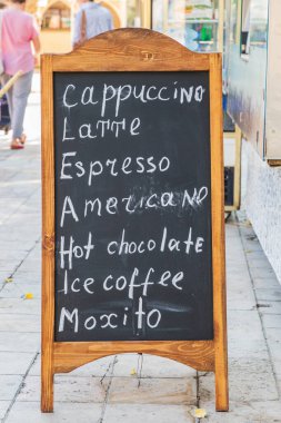 Buhara, Özbekistan, Orta Asya. Buhara 'daki bir kafe' nin dışında kaide menüsü.