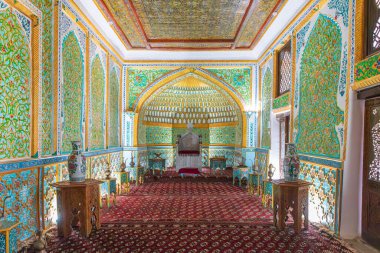 Khiva, Xorazm Bölgesi, Özbekistan, Orta Asya. 22 Ağustos 2021. Khiva 'daki Han Sarayı' nın dekore edilmiş odası..
