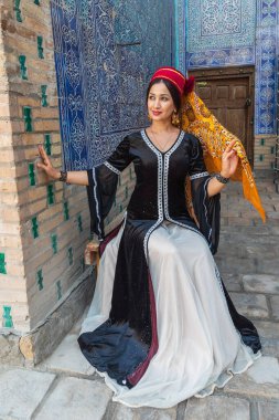 Khiva, Xorazm Bölgesi, Özbekistan, Orta Asya. 22 Ağustos 2021. Khiva 'daki geleneksel elbiseli kadın..
