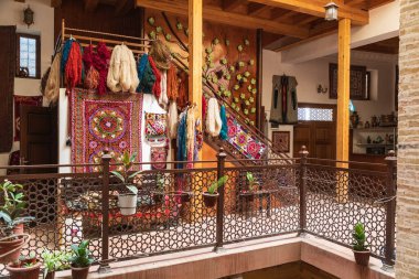 Buhara, Özbekistan, Orta Asya. 25 Ağustos 2021. Buhara 'da iplik ve halılar sergileniyor.