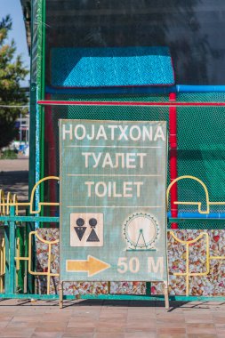 Buhara, Özbekistan, Orta Asya. 25 Ağustos 2021. Buhara 'da umumi tuvaletler için imza atın..