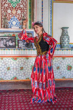 Buhara, Özbekistan, Orta Asya. 25 Ağustos 2021. Geleneksel kıyafetli Özbek dansçı.