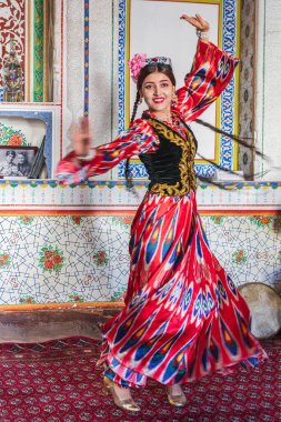 Buhara, Özbekistan, Orta Asya. 25 Ağustos 2021. Geleneksel kıyafetli Özbek dansçı.