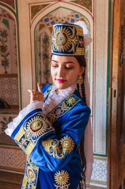Buhara, Özbekistan, Orta Asya. 25 Ağustos 2021. Geleneksel kıyafetli Özbek dansçı.