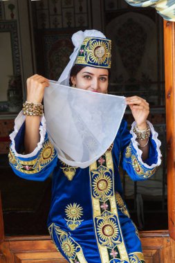 Buhara, Özbekistan, Orta Asya. 25 Ağustos 2021. Geleneksel kıyafetli Özbek dansçı.