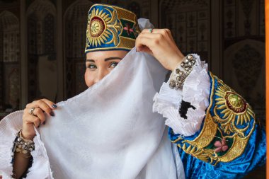 Buhara, Özbekistan, Orta Asya. 25 Ağustos 2021. Geleneksel kıyafetli Özbek dansçı.