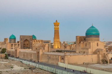 Buhara, Özbekistan, Orta Asya. 25 Ağustos 2021. Buhara 'daki Kalan Camii' nin kubbesi ve minaresi.