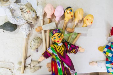 Buhara, Özbekistan, Orta Asya. 26 Ağustos 2021. Buhara 'daki bir tiyatroda geleneksel kuklalar.