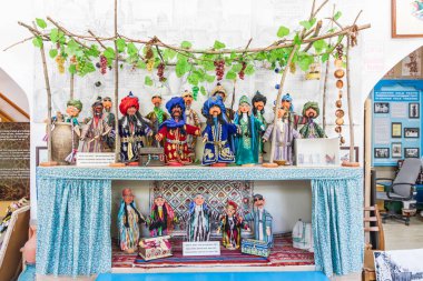 Buhara, Özbekistan, Orta Asya. 26 Ağustos 2021. Buhara 'daki bir tiyatroda geleneksel kuklalar.