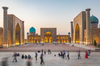 Semerkand, Semerkant, Özbekistan, Orta Asya. 26 Ağustos 2021. Semerkand 'daki Registan' daki cami ve medreselerin akşam manzarası.