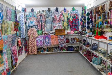 Semerkand, Semerkant, Özbekistan, Orta Asya. 27 Ağustos 2021. Semerkand 'da satılık geleneksel kıyafetler..