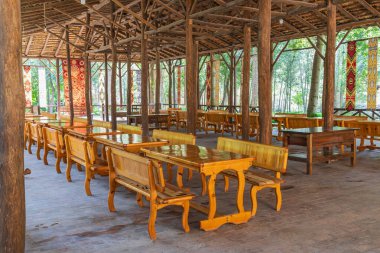 Semerkand, Semerkant, Özbekistan, Orta Asya. 28 Ağustos 2021. Semerkant 'ta açık bir kafede ahşap masalar ve banklar..