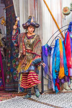 Semerkand, Semerkant, Özbekistan, Orta Asya. 28 Ağustos 2021. Semerkand 'daki geleneksel kıyafet defilesinde mankenler..