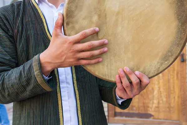 Khiva, Xorazm Bölgesi, Özbekistan, Orta Asya. 22 Ağustos 2021. Khiva 'da davulu Özbek müzisyen.