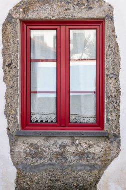 Terceira, Azores, Portekiz. Bir taş ve sıva evin kırmızı çerçeveli penceresi.