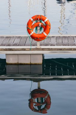 Angra do Heroismo, Terceira, Azores, Portekiz. Terceira Adası, Azores 'te bir marinada turuncu yaşam halkaları..