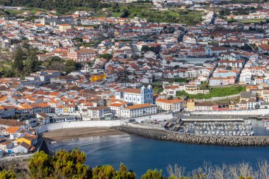 Angra do Heroismo, Terceira, Azores, Portekiz. Terceira Adası 'ndaki Angra do Heroismo tepesinden görüntü.