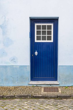 Praia da Vitoria, Terceira, Azores, Portekiz. Terceira Adası 'ndaki bir binanın mavi kapısı..