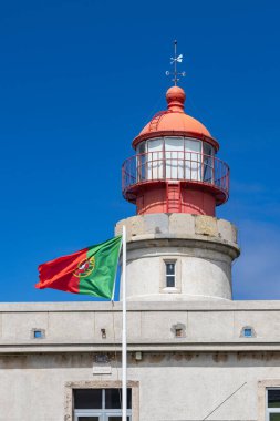 Ponta Delgada, Flores, Azores, Portekiz. Flores Adası 'ndaki Portekiz bayrağı ve Albarnaz Feneri.