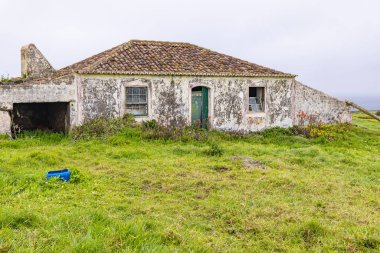 Praia da Vitoria, Terceira, Azores, Portekiz. 29 Mart 2022. Terceira Adası, Azores 'te terk edilmiş eski bir sıva evi..