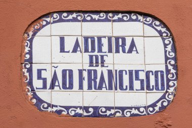 Angra do Heroismo, Terceira, Azores, Portekiz. 30 Mart 2022. Angra do Heroismo 'daki' San Francisco Tepesi 'tabelası..